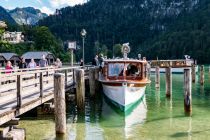 Königssee - Die Gäste sind zurück. Sie haben alle das Echo vom Königssee gehört, welches durch eine Trompete o.ä. während der Fahrt ausgelöst wird. • © alpintreff.de - Christian Schön